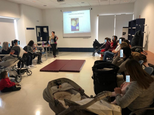 Profesionales de Enfermería de la  Unidad de Gestión Clínica de Maracena , realizan un Taller  teórico-práctico sobre Porteo Ergonómico . El Taller  ha estado dirigido a padres y madres de la población