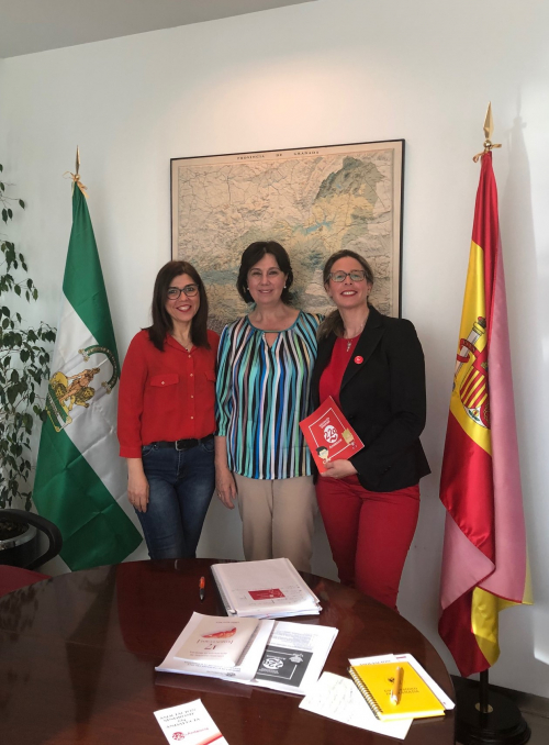 La gerente del Distrito Granada-Metropolitano se reúne con representantes de la Asociación 22q Andalucía