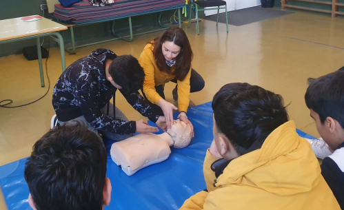 El equipo del Centro de Salud Gran Capitán imparte un taller de reanimación cardiopulmonar en el I.E.S. Fray Luís de Granada