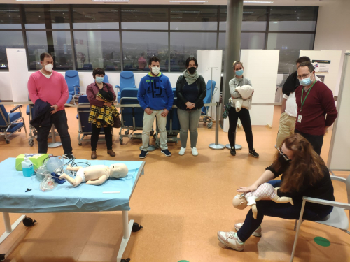Una veintena de personas realizan un taller de soporte vital básico para saber actuar ante una posible parada cardiorrespiratoria de sus hijos