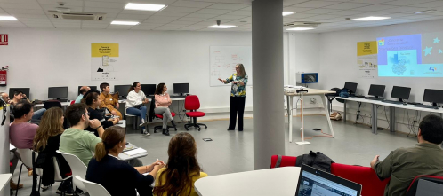 El Distrito de Atención Primaria Granada-Metropolitano imparte dos talleres sobre accesibilidad al sistema sanitario y nuevas tecnologías a los centros Vuela Guadalinfo