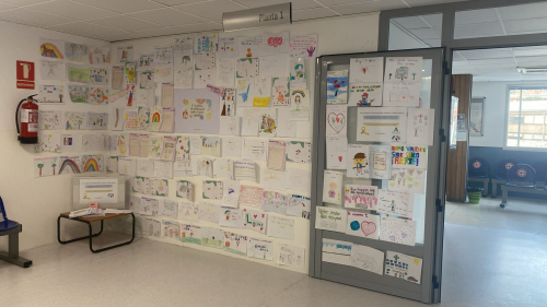 El Centro de Salud Zaidín Centro apoya a la infancia hospitalizada a través de dibujos y cartas.