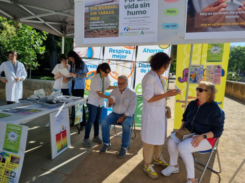 Los centros de Flores-Fígares, Zaidín-Centro y Góngora llegan al ecuador del mes de la salud, dedicando el día a luchar contra el tabaquismo