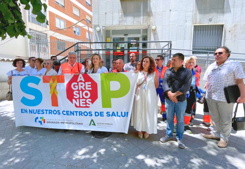 Acto de protesta en el centro de salud Gran Capitán por la agresión a una médica de urgencias