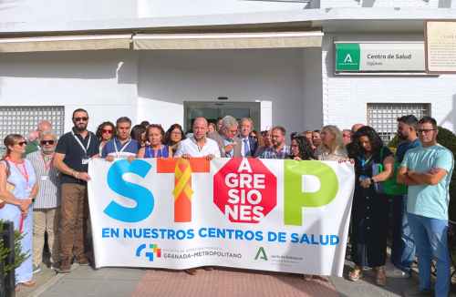 Acto de protesta en el centro de salud de Ogíjares por la agresión a una médica de familia