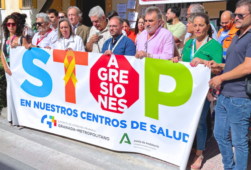Acto de protesta en el centro de salud de Santa Fe por las agresiones a dos médicas de familia